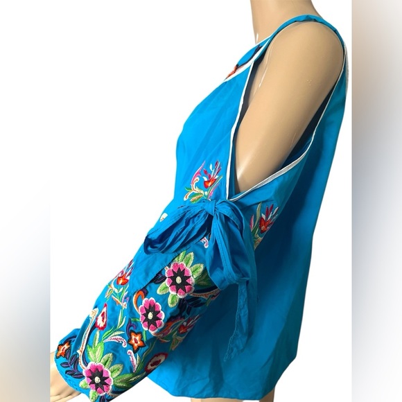 Machine-embroidered blouse, a flirty and youthful style in vibrant blue - Picture 5 of 6